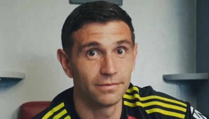 Dibu Martínez mostró la habitación que construyó para guardar sus premios con la Selección Argentina