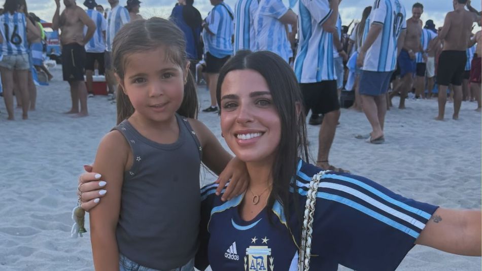 Valentina Cervantes se sumó al banderazo en la playa de Miami, fue "fotógrafa" de los hinchas y fue ovacionada: el divertido video 
