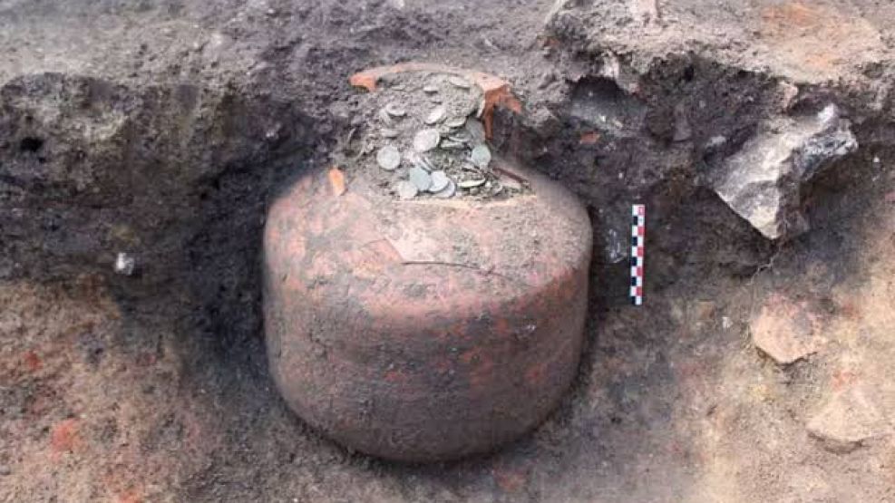 Encuentran una jarra con monedas de 1800 años de antiguedad. 