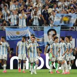 Lionel Messi celebra el tercer gol de su equipo, anotado por Cristian Romero, durante el partido de dieciseisavos de final de la Copa Mundial de la FIFA 2026 entre Argentina y Cabo Verde, disputado en el Miami Gardens, Florida. | Foto:Michael Reaves/Getty Images/AFP