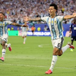 Lisandro Martínez celebra el segundo gol de su equipo durante el partido de dieciseisavos de final de la Copa Mundial de la FIFA 2026 entre Argentina y Cabo Verde en el Miami Stadium. | Foto:Michael Reaves/Getty Images/AFP
