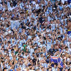 Los fanáticos de Argentina reaccionan en las tribunas durante el partido de dieciseisavos de final de la Copa Mundial de la FIFA 2026 entre Argentina y Cabo Verde en el Estadio de Miami. | Foto:Michael Reaves/Getty Images/AFP 