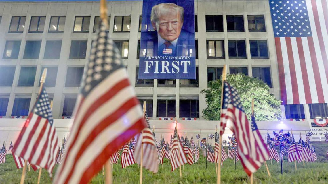 Trump inicia los fastuosos festejos por el aniversario de la independencia, con Estados Unidos dividido