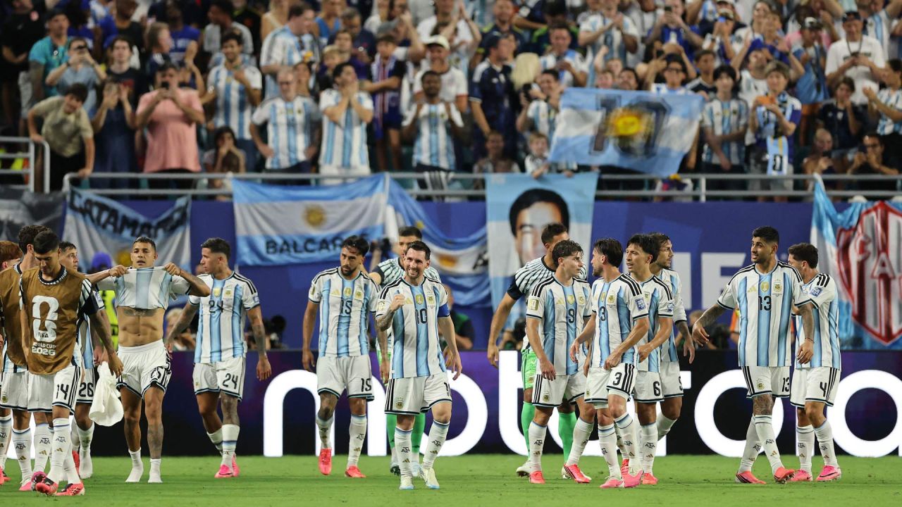 Lionel Messi celebra el tercer gol de su equipo, anotado por Cristian Romero, durante el partido de dieciseisavos de final de la Copa Mundial de la FIFA 2026 entre Argentina y Cabo Verde, disputado en el Miami Gardens, Florida. | Foto:Michael Reaves/Getty Images/AFP