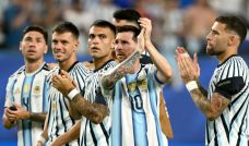 Lionel Messi, celebra junto a sus compañeros de equipo tras ganar el partido de la ronda de 32 del Mundial de 2026 entre Argentina y Cabo Verde