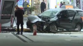 Grave accidente en la General Paz: un auto impactó contra una estación de servicio y se prendió fuego