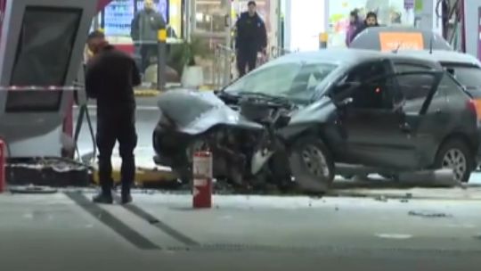 Grave accidente en la General Paz: un auto impactó contra una estación de servicio y se prendió fuego