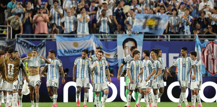 Lionel Messi celebra el tercer gol de su equipo, anotado por Cristian Romero, durante el partido de dieciseisavos de final de la Copa Mundial de la FIFA 2026 entre Argentina y Cabo Verde, disputado en el Miami Gardens, Florida.