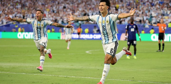 Lisandro Martínez celebra el segundo gol de su equipo durante el partido de dieciseisavos de final de la Copa Mundial de la FIFA 2026 entre Argentina y Cabo Verde en el Miami Stadium.