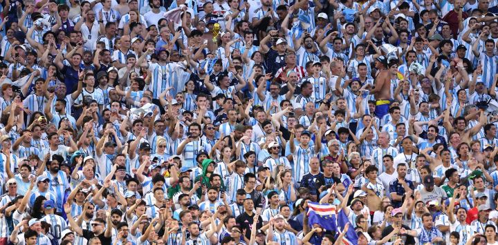 Los fanáticos de Argentina reaccionan en las tribunas durante el partido de dieciseisavos de final de la Copa Mundial de la FIFA 2026 entre Argentina y Cabo Verde en el Estadio de Miami.