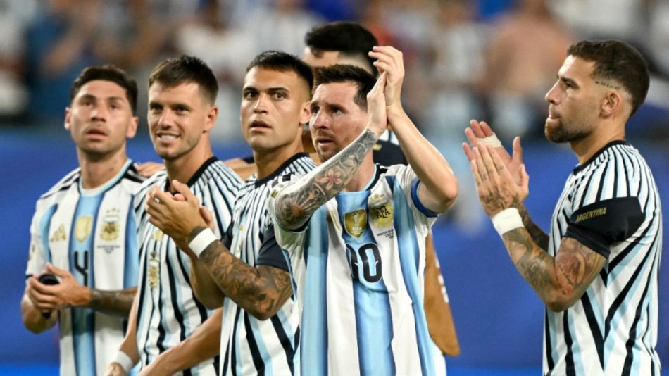 Lionel Messi, celebra junto a sus compañeros de equipo tras ganar el partido de la ronda de 32 del Mundial de 2026 entre Argentina y Cabo Verde