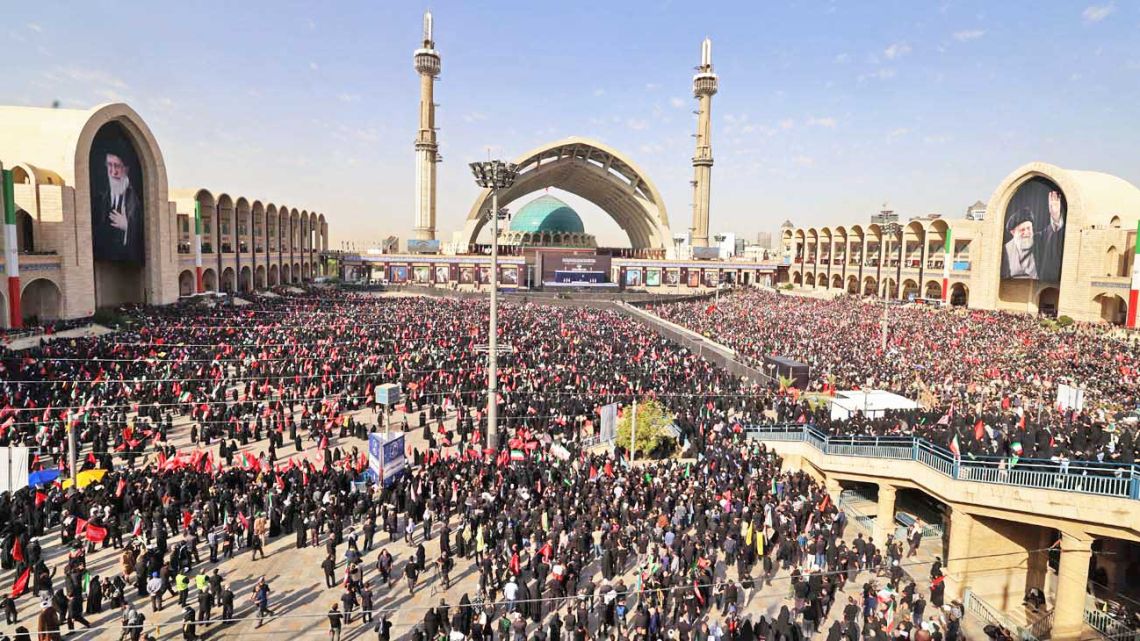 Una multitud participa del funeral del líder supremo en Irán y clama venganza