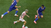 Julio Enciso, n.º 19 de Paraguay, controla el balón frente a William Saliba, n.º 17, y Adrien Rabiot, n.º 14, de Francia