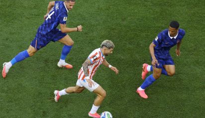 Julio Enciso, n.º 19 de Paraguay, controla el balón frente a William Saliba, n.º 17, y Adrien Rabiot, n.º 14, de Francia