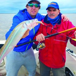 Pejerreyes grandes con encarne de una o dos mojarras por anzuelo. El Río de la Plata nunca falla.