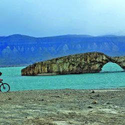 Lago Posadas: un lugar patagónico donde el silencio se impone y las rutas vacías fuera de temporada invitan a un cicloturismo salvaje.