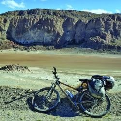 Lago Posadas: un lugar patagónico donde el silencio se impone y las rutas vacías fuera de temporada invitan a un cicloturismo salvaje.