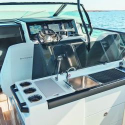 Construida en Finlandia, la Saxdor combina prestaciones deportivas, diseño innovador y una habitabilidad sorprendente para sus poco más de 10 m de eslora.