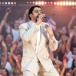 El cantante puertorriqueño Bad Bunny actúa en el escenario del Velódromo como parte de su gira mundial, en Marsella, al sur de Francia. | Foto:CLEMENT MAHOUDEAU / AFP
