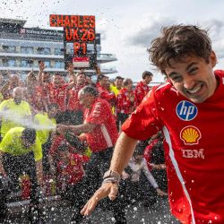 El piloto monegasco de Ferrari, Charles Leclerc, celebra con su equipo tras ganar el Gran Premio de Gran Bretaña de Fórmula 1 en el circuito de Silverstone, en el centro de Inglaterra. | Foto:Ben Stansall / AFP