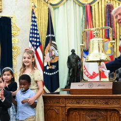 El presidente estadounidense Donald Trump hizo sonar la campana de apertura de la Bolsa de Nueva York (NYSE) y del Nasdaq durante el lanzamiento de las cuentas de inversión Trump en el Despacho Oval de la Casa Blanca en Washington, D.C.. Las cuentas Trump son un nuevo tipo de cuentas de inversión con ventajas fiscales para menores. | Foto:Mandel Ngan / AFP