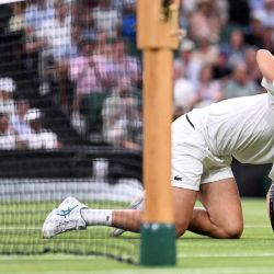 El serbio Novak Djokovic reacciona tras caer al suelo mientras juega contra el griego Stefanos Tsitsipas durante su partido de segunda ronda individual masculino de tenis en el tercer día del Campeonato de Wimbledon 2026 en el All England Lawn Tennis and Croquet Club en Wimbledon, al suroeste de Londres. | Foto:KIRILL KUDRYAVTSEV / AFP