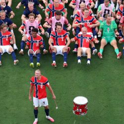 Erling Haaland, número 9 de Noruega, lidera a sus compañeros en la "Fila Vikinga" para celebrar la victoria por 2-1 durante el partido de octavos de final de la Copa Mundial de la FIFA 2026 entre Brasil y Noruega en el New York New Jersey Stadium. | Foto:Dan Mullan/Getty Images/AFP