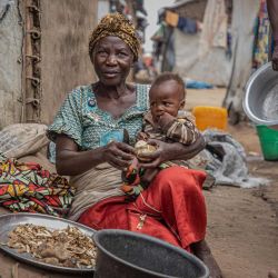 Imagen de una mujer y un niño en un campamento de desplazados, cerca de Bunia, en la provincia de Ituri, República Democrática del Congo (RDC). La RDC ha reportado 1.528 casos confirmados de ébola, incluidas 492 defunciones, mientras el último brote en el país continúa expandiéndose. Según un informe de situación publicado por las autoridades sanitarias congoleñas, un total de 239 pacientes se han recuperado, mientras que 628 confirmados aún se encuentran en aislamiento u hospitalizados. | Foto:Xinhua