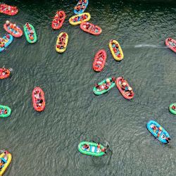 Imagen tomada con un dron de turistas practicando rafting para refrescarse en el Área Escénica de Rafting de Honghe, en la ciudad de Chengde, en la provincia de Hebei, en el norte de China. Una ola de calor, la más extensa hasta ahora este año, está azotando muchas localidades del norte de China en los últimos días. | Foto:Xinhua/Liu Mancang