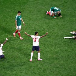 Los jugadores de México e Inglaterra reaccionan tras el partido de octavos de final del Mundial de 2026 disputado en el Estadio Ciudad de México. | Foto:ULISES RUIZ / AFP