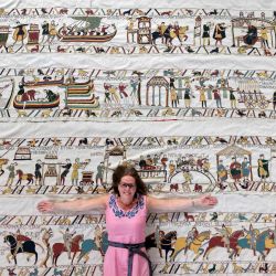 Mia Hansson posa con una réplica a gran escala del Tapiz de Bayeux, recreado paso a paso por la exmaestra, en un salón de Wisbech, al este de Inglaterra. Mia Hansson, nacida en Suecia, comenzó el proyecto en 2016, trabajando varias horas al día para reproducir el épico bordado de 70 metros (230 pies) que representa la invasión de Inglaterra por Guillermo el Conquistador. Mientras tanto, miles de personas se apresuraron a conseguir entradas para la exposición del Tapiz de Bayeux en Londres, ya que la obra de arte del siglo XI iba a ser transportada desde Francia para su primera exhibición en el Reino Unido. | Foto:Darren Staples / AFP