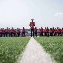 Miembros de la banda militar de las fuerzas de seguridad de Burundi, ataviados con sus uniformes de gala rojos, forman en el campo durante las celebraciones oficiales del 64.º aniversario de la Independencia de Burundi en el Estadio Intwari de Buyumbura. | Foto:Herve Shabani / AFP