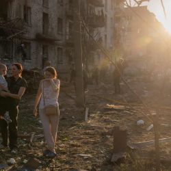 Residentes se congregan en el lugar donde se encontraba un edificio residencial dañado tras un ataque aéreo ruso contra la capital ucraniana, Kiev, en el contexto de la invasión rusa de Ucrania. Ataques con misiles y drones rusos sacudieron Kiev causando la muerte de al menos ocho personas y dejando decenas de heridos, después de que el presidente Volodímir Zelenski advirtiera que Moscú preparaba un "ataque masivo". | Foto:ROMAN PILIPEY / AFP
