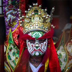 Un artista, vestido como un guardián de Na Tcha, espera el inicio de las celebraciones de la Fiesta de Na Tcha en Macao, China. La Fiesta de Na Tcha es un vibrante festival taoísta anual que se celebra en Macao y que conmemora el nacimiento de la deidad infantil Na Tcha. | Foto:Eduardo Leal / AFP