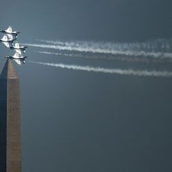 Un escuadrón de demostración de los Thunderbirds de la Fuerza Aérea de EE. UU. sobrevuela el National Mall cerca del Monumento a Washington en Washington, D.C.. | Foto:Kent Nishimura / AFP