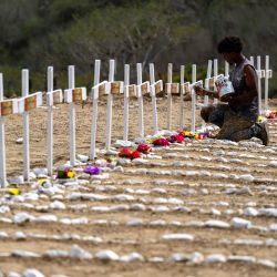 Un trabajador pinta tumbas para víctimas no identificadas del terremoto del 24 de junio en el cementerio La Esperanza, en Catia La Mar, estado La Guaira, al noreste de Caracas, Venezuela. | Foto:MIGUEL MEDINA / AFP