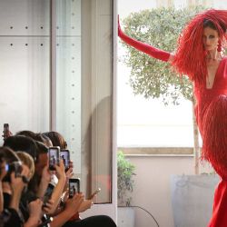 Una modelo presenta una creación de Imane Ayissi para la colección de Alta Costura Femenina Otoño/Invierno 2026-2027 en el marco de la Semana de la Moda de París. | Foto:Thomas Samson / AFP
