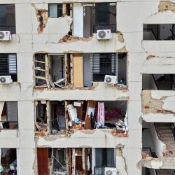 Vista aérea de un edificio dañado en Macuto, estado Vargas, Venezuela, tras los dos terremotos del 24 de junio. El número de fallecidos por los devastadores terremotos de Venezuela ascendió a al menos 3.342, cuando las autoridades comenzaron a enterrar decenas de cuerpos que quedaron sin identificar 12 días después del desastre. | Foto:ZINA DESMAZES / AFP