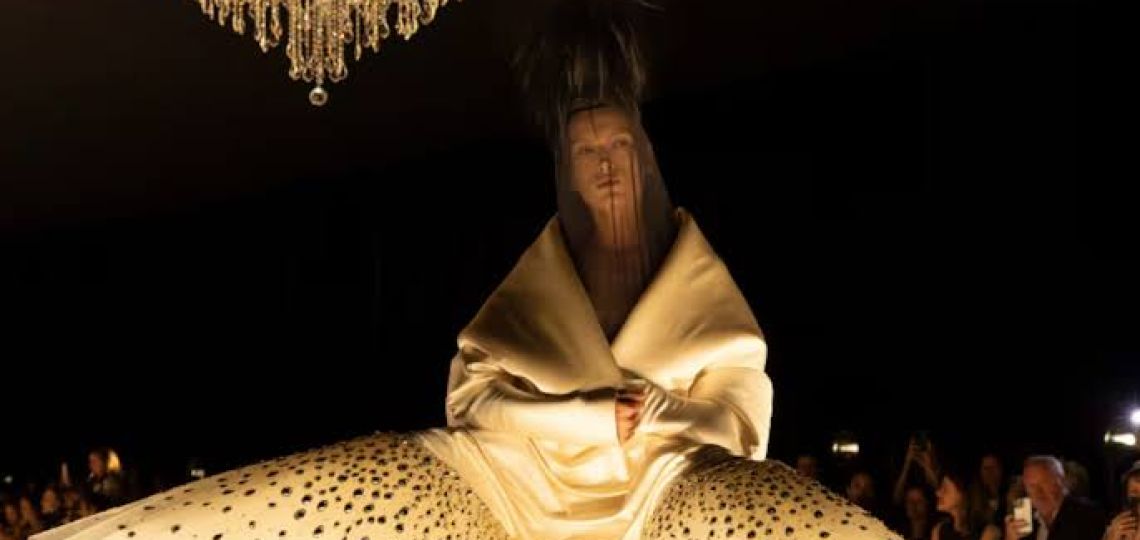 Schiaparelli Haute Couture 2026/27: Daniel Roseberry explora el éxtasis del vacío en París
