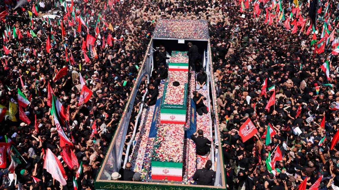 Millones de iraníes acompañan el funeral del líder supremo Alí Jamenei