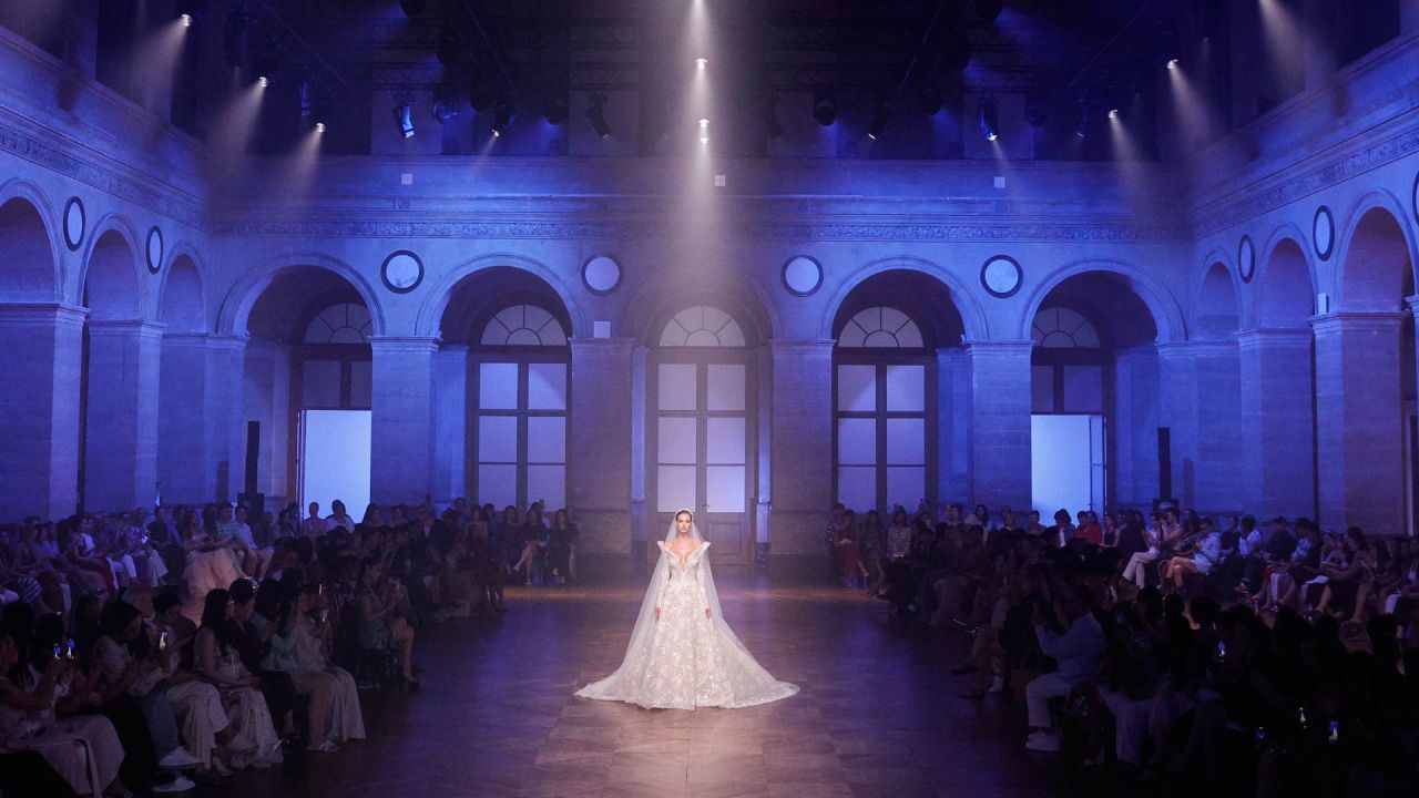 Una modelo presenta una creación de Georges Hobeika para la colección de Alta Costura Femenina Otoño/Invierno 2026-2027 en el marco de la Semana de la Moda de París. | Foto:GEOFFROY VAN DER HASSELT / AFP