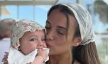 Los looks de Cami Homs y su hija Aitana en Brasil: volados y jean wide leg en blanco y negro