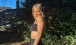 Caro Calvagni y un look sporty chic con el jean tendencia de cintura cruzada