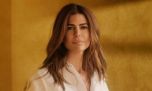 Juliana Awada al estilo sprezzatura urbana demostró cómo lucir una camisa clásica para un look chic con zapatillas deportivas