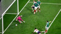 Jude Bellingham, anota el primer gol de su equipo durante el partido de octavos de final del Mundial de 2026 entre México e Inglaterra