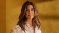 Juliana Awada al estilo sprezzatura urbana demostró cómo lucir una camisa clásica para un look chic con zapatillas deportivas
