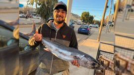 El ejemplar despertó rápidamente la curiosidad de pescadores deportivos y aficionados debido a que el bonito no suele verse tan cerca de la costa del Golfo San Jorge.