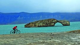 Lago Posadas en bike: por donde el viento todavía manda