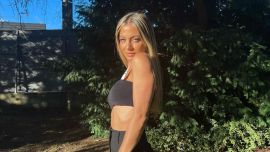 Caro Calvagni y un look sporty chic con el jean tendencia de cintura cruzada
