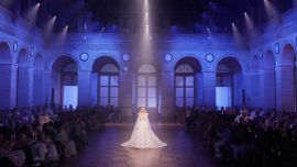 Una modelo presenta una creación de Georges Hobeika para la colección de Alta Costura Femenina Otoño/Invierno 2026-2027 en el marco de la Semana de la Moda de París.